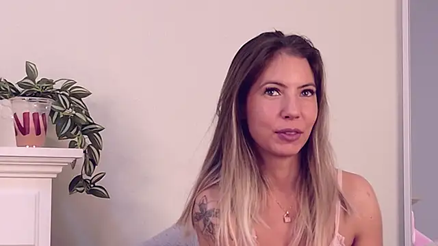 Snapshot of CassieMiles chatting on 11-18-25, 04:06 CassieMiles online show from 11-18-25, 04:06