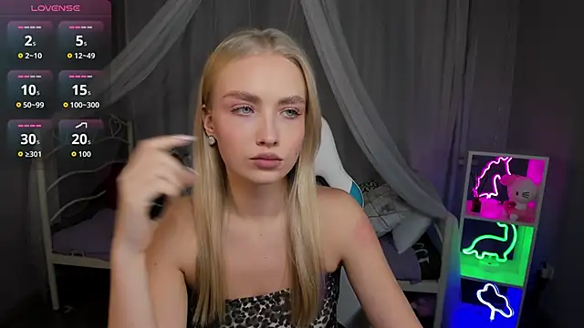 Snapshot of TessaGrays chatting on 11-18-25, 12:20 TessaGrays online show from 11-18-25, 12:20