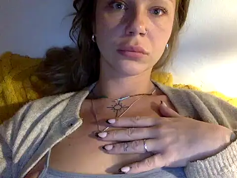 Snapshot of MiraLuna chatting on 10-09-25, 09:24 MiraLuna online show from 10-09-25, 09:24