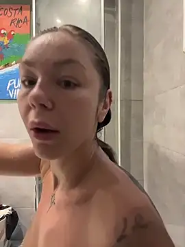 Snapshot of MiraLuna chatting on 10-28-25, 08:29 MiraLuna online show from 10-28-25, 08:29