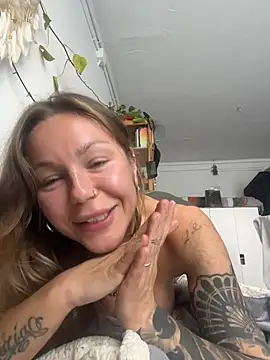 Snapshot of MiraLuna chatting on 11-06-25, 12:06 MiraLuna online show from 11-06-25, 12:06