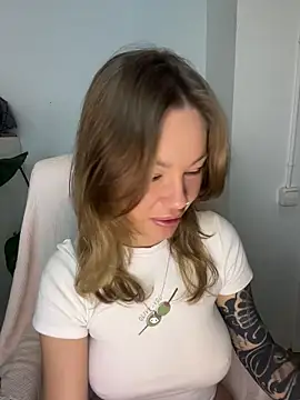 Snapshot of MiraLuna chatting on 01-08-26, 08:49 MiraLuna online show from 01-08-26, 08:49