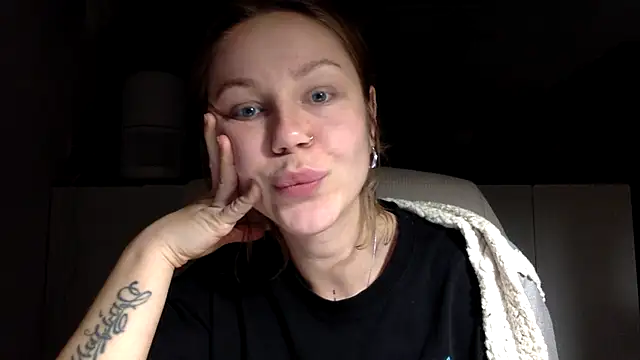 Snapshot of MiraLuna chatting on 02-12-26, 06:03 MiraLuna online show from 02-12-26, 06:03