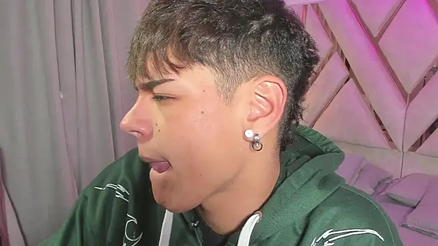 Snapshot of kevienmiet chatting on 10-14-25, 11:44 kevienmiet online show from 10-14-25, 11:44