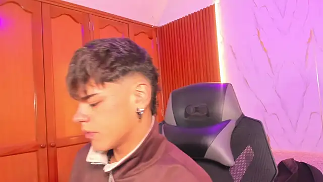 Snapshot of kevienmiet chatting on 10-20-25, 12:05 kevienmiet online show from 10-20-25, 12:05