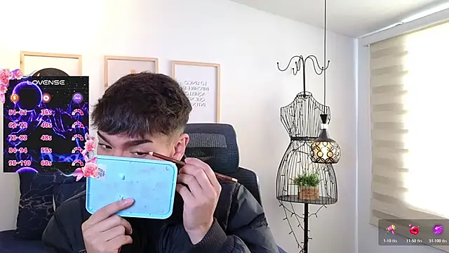 Snapshot of kevienmiet chatting on 10-23-25, 11:53 kevienmiet online show from 10-23-25, 11:53