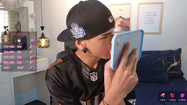 Snapshot of kevienmiet chatting on 10-30-25, 11:55 kevienmiet online show from 10-30-25, 11:55