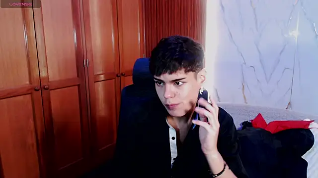 Snapshot of kevienmiet chatting on 10-31-25, 01:23 kevienmiet online show from 10-31-25, 01:23