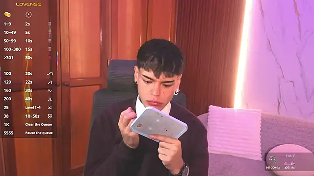 Snapshot of kevienmiet chatting on 11-11-25, 11:43 kevienmiet online show from 11-11-25, 11:43