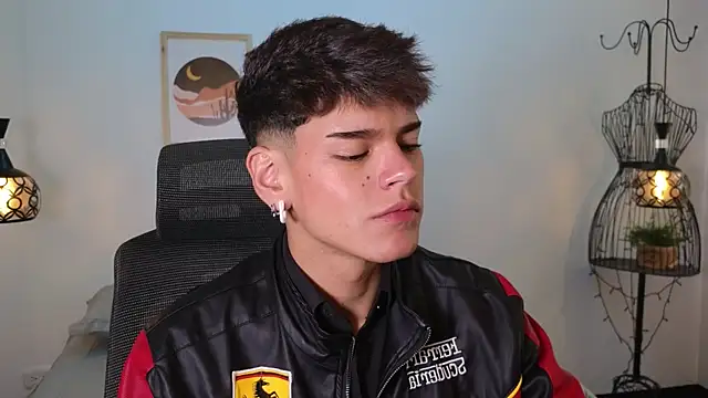 Snapshot of kevienmiet chatting on 11-12-25, 11:54 kevienmiet online show from 11-12-25, 11:54