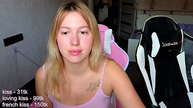 Snapshot of stefany_and_bettany chatting on 10-04-25, 12:58 stefany and bettany online show from 10-04-25, 12:58