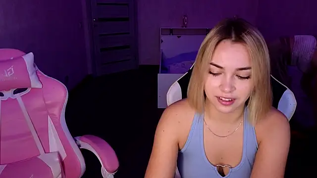 Snapshot of stefany_and_bettany chatting on 10-31-25, 01:56 stefany and bettany online show from 10-31-25, 01:56