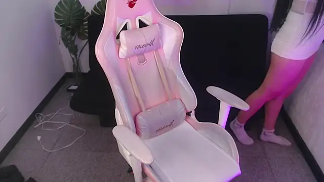 Snapshot of Lexy_Storm_18 chatting on 10-31-25, 07:04 Lexy Storm 18 online show from 10-31-25, 07:04