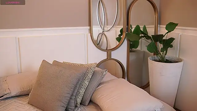 Snapshot of Roxy_Vega chatting on 11-08-25, 12:38 Roxy Vega online show from 11-08-25, 12:38