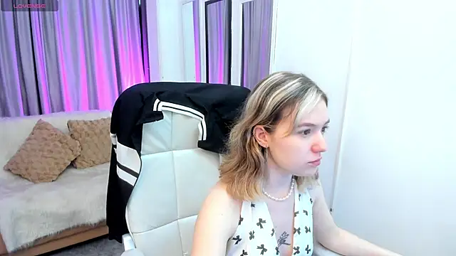 Snapshot of Lucia_Copper chatting on 10-30-25, 11:55 Lucia Copper online show from 10-30-25, 11:55