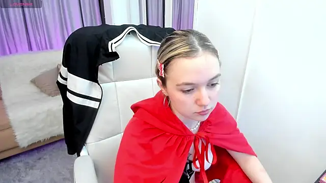 Snapshot of Lucia_Copper chatting on 10-31-25, 12:06 Lucia Copper online show from 10-31-25, 12:06