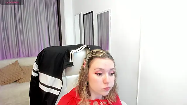 Snapshot of Lucia_Copper chatting on 11-01-25, 03:30 Lucia Copper online show from 11-01-25, 03:30