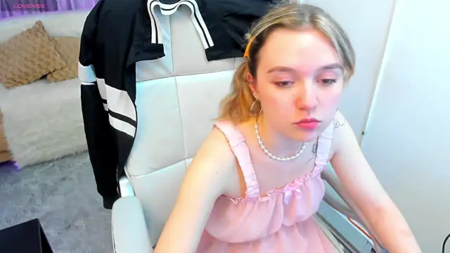 Snapshot of Lucia_Copper chatting on 11-01-25, 03:47 Lucia Copper online show from 11-01-25, 03:47