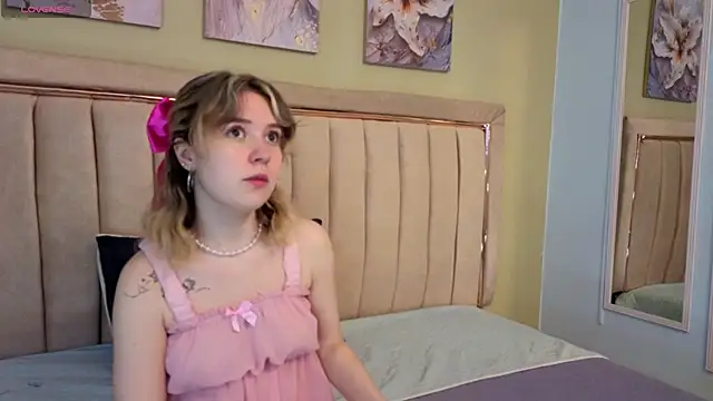 Snapshot of Lucia_Copper chatting on 11-09-25, 12:03 Lucia Copper online show from 11-09-25, 12:03