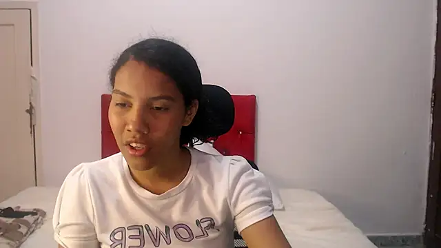 Snapshot of Tainara_ebony chatting on 10-15-25, 07:14 Tainara ebony online show from 10-15-25, 07:14