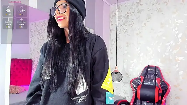 Snapshot of Luciaoregon chatting on 10-14-25, 02:07 Luciaoregon online show from 10-14-25, 02:07