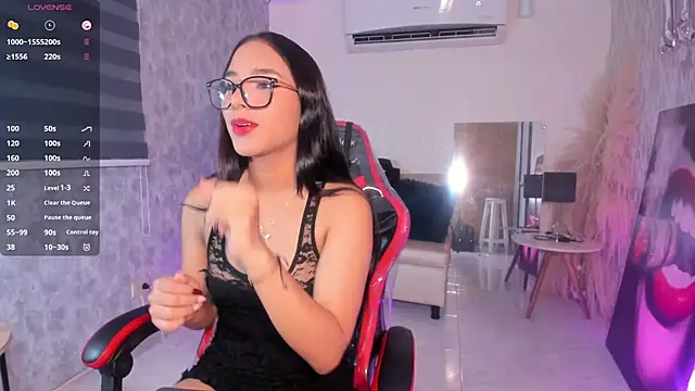 Snapshot of Luciaoregon chatting on 10-23-25, 01:10 Luciaoregon online show from 10-23-25, 01:10