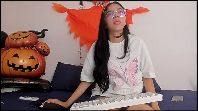 Snapshot of Ainoa_Pink chatting on 10-17-25, 07:38 Ainoa Pink online show from 10-17-25, 07:38