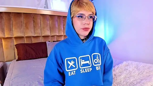 Snapshot of SamyShark chatting on 10-10-25, 12:59 SamyShark online show from 10-10-25, 12:59