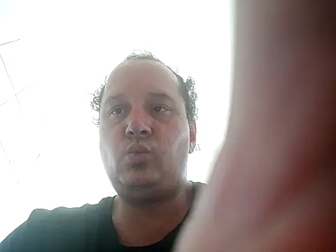 Snapshot of macKnd chatting on 10-14-25, 09:43 macKnd online show from 10-14-25, 09:43