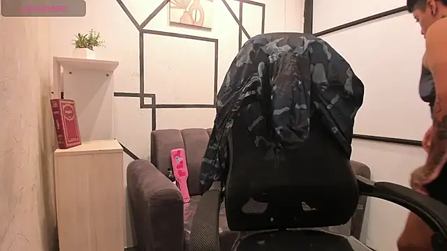 Snapshot of JoaoAndLexy chatting on 10-04-25, 12:03 JoaoAndLexy online show from 10-04-25, 12:03