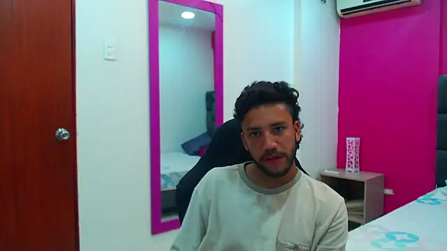 Snapshot of Juan_FelipeX01 chatting on 10-06-25, 03:20 Juan FelipeX01 online show from 10-06-25, 03:20