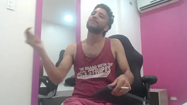 Snapshot of Juan_FelipeX01 chatting on 10-17-25, 03:31 Juan FelipeX01 online show from 10-17-25, 03:31