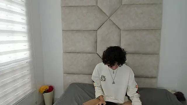 Snapshot of Scaarlett_22_ chatting on 10-15-25, 05:35 Scaarlett 22 online show from 10-15-25, 05:35