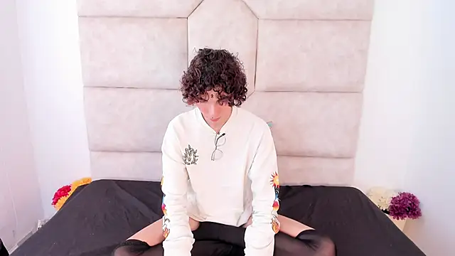 Snapshot of Scaarlett_22_ chatting on 10-19-25, 05:24 Scaarlett 22 online show from 10-19-25, 05:24