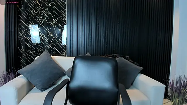 Snapshot of VenusCooper chatting on 11-10-25, 06:51 VenusCooper online show from 11-10-25, 06:51