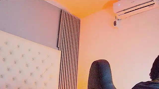 Snapshot of venedic_bull chatting on 10-17-25, 08:44 venedic bull online show from 10-17-25, 08:44