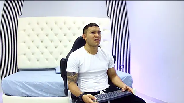 Snapshot of venedic_bull chatting on 10-28-25, 08:22 venedic bull online show from 10-28-25, 08:22