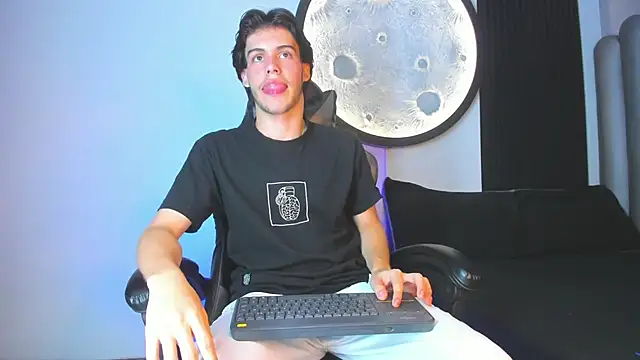 Lucian grey online show from 11-08-25, 05:12