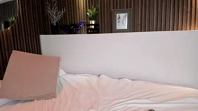 Emily Roberts9 online show from 10-15-25, 07:25