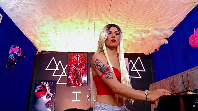 Snapshot of Fersexy_Dolls chatting on 10-29-25, 02:47 Fersexy Dolls online show from 10-29-25, 02:47