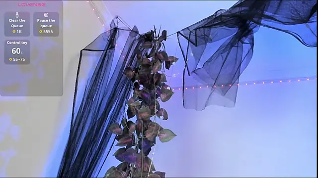 Snapshot of Shinny_Crystal chatting on 10-22-25, 01:33 Shinny Crystal online show from 10-22-25, 01:33