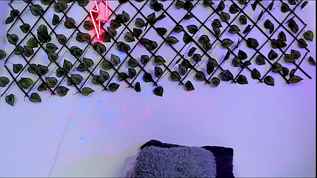 Snapshot of Shinny_Crystal chatting on 10-28-25, 01:25 Shinny Crystal online show from 10-28-25, 01:25