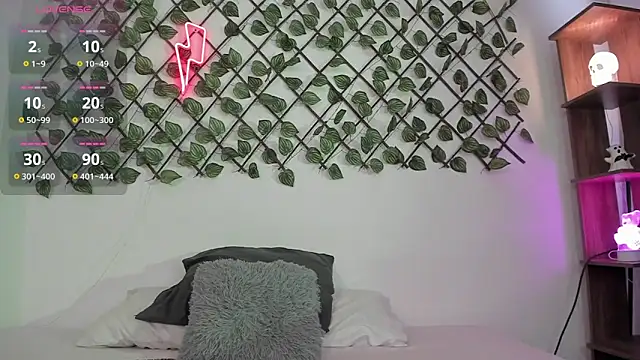 Snapshot of Shinny_Crystal chatting on 10-30-25, 01:23 Shinny Crystal online show from 10-30-25, 01:23