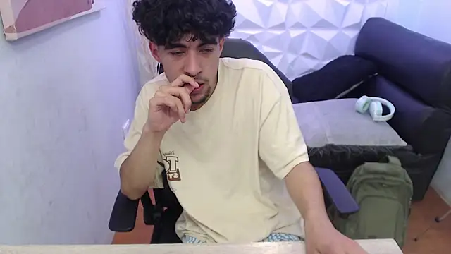 Snapshot of Liil_boy chatting on 10-11-25, 04:12 Liil boy online show from 10-11-25, 04:12