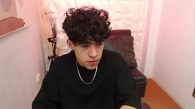 Snapshot of Liil_boy chatting on 10-14-25, 04:02 Liil boy online show from 10-14-25, 04:02