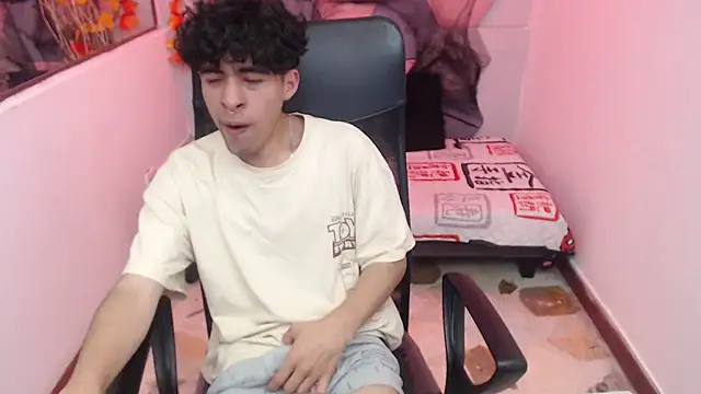 Snapshot of Liil_boy chatting on 10-17-25, 03:53 Liil boy online show from 10-17-25, 03:53