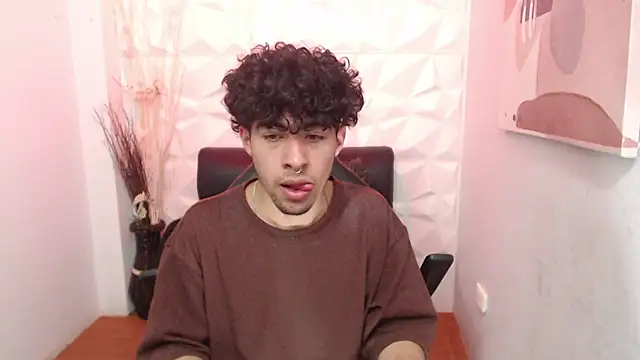 Snapshot of Liil_boy chatting on 10-25-25, 03:47 Liil boy online show from 10-25-25, 03:47