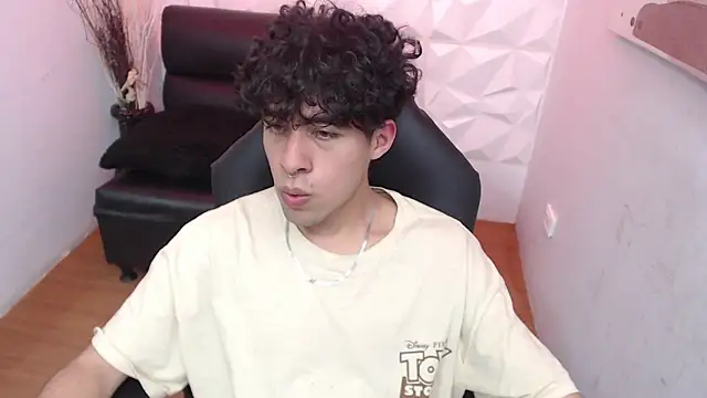 Snapshot of Liil_boy chatting on 10-30-25, 03:52 Liil boy online show from 10-30-25, 03:52