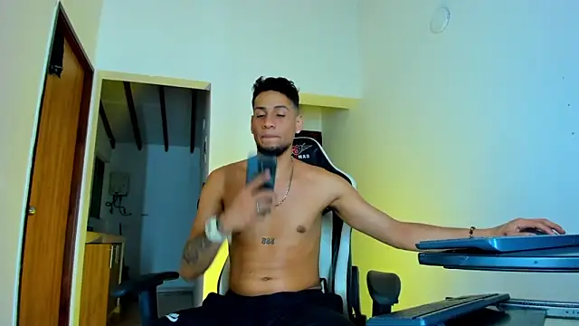 Snapshot of daddys_insanee chatting on 10-07-25, 02:09 daddys insanee online show from 10-07-25, 02:09