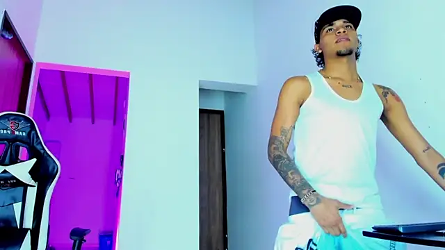 Snapshot of daddys_insanee chatting on 10-09-25, 02:53 daddys insanee online show from 10-09-25, 02:53